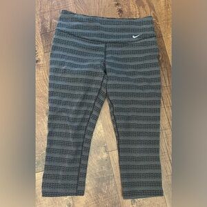 Nike cropped Womens leggings sz medium drifit
